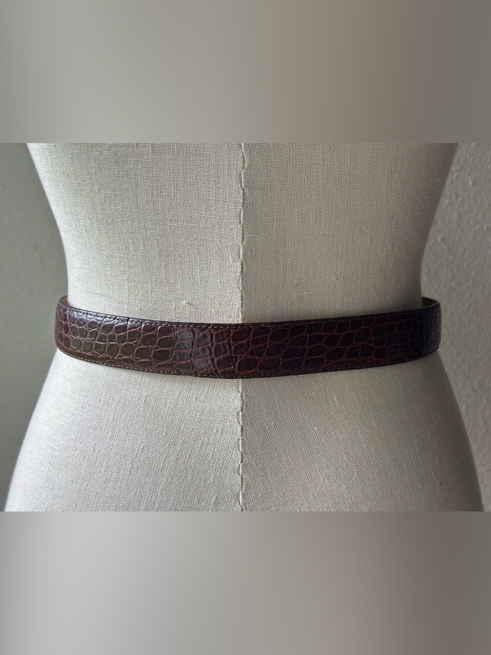 WCM New York Classic Brown Croc-Embossed Leather Belt with Gold Buckle - Picture 2 of 8